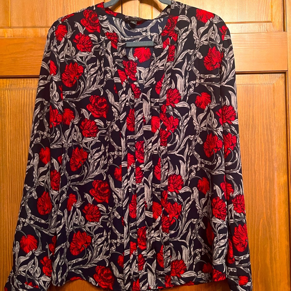 Banana Republic pullover vneck top. Slimming pleat detail down front center.